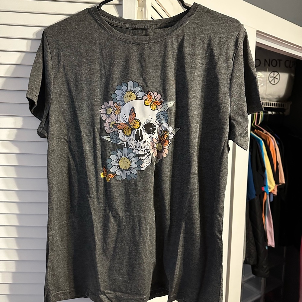 SHEIN Gray T-Shirt with Skull and Floral Design